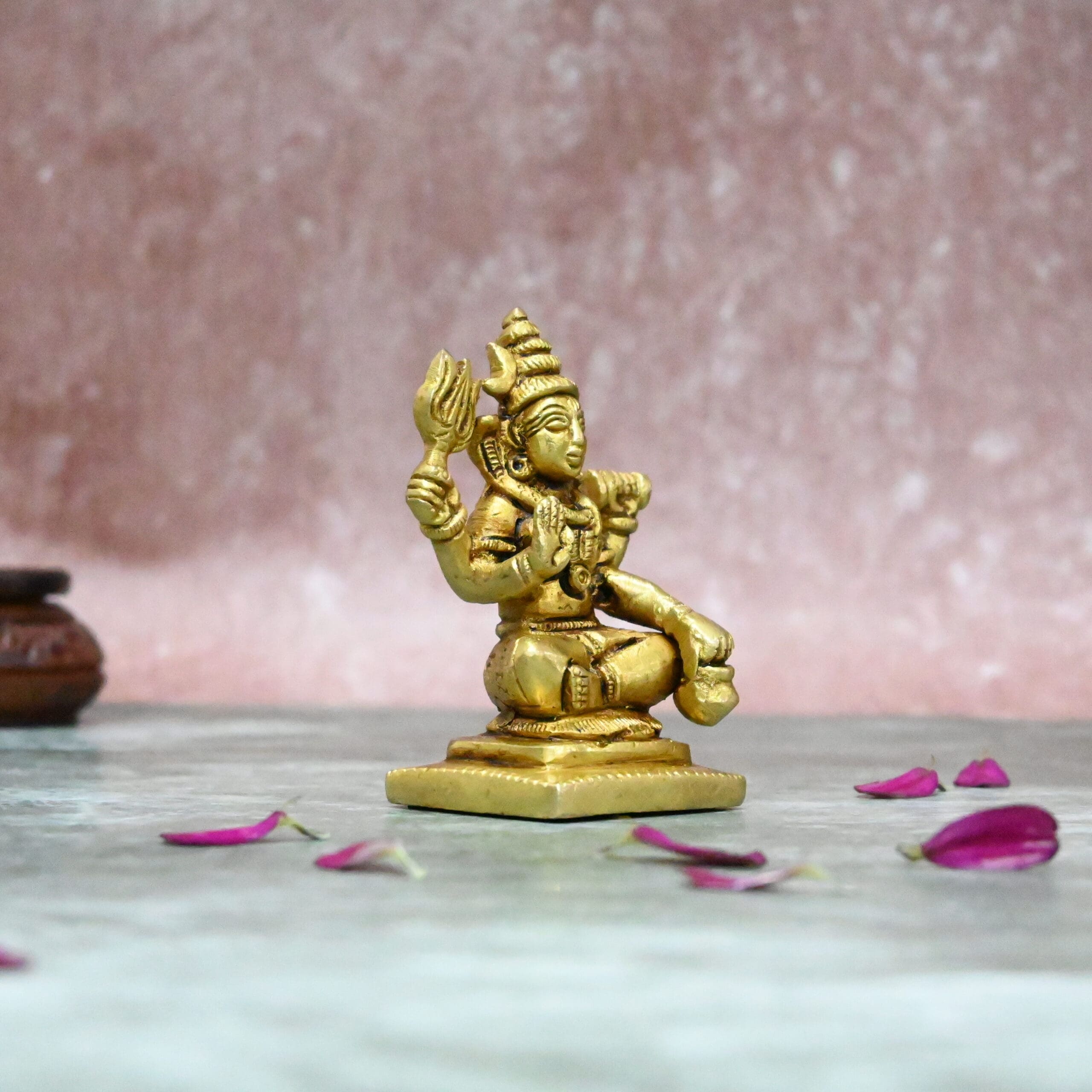 ఇత్తడి శివ విగ్రహం చిన్న సైజు (3 అంగుళాలు) గృహాలంకరణ కారు డాష్‌బోర్డ్ ఆఫీస్ డెస్క్ పూజ బహుమతి కోసం కూర్చున్న శివుని విగ్రహం