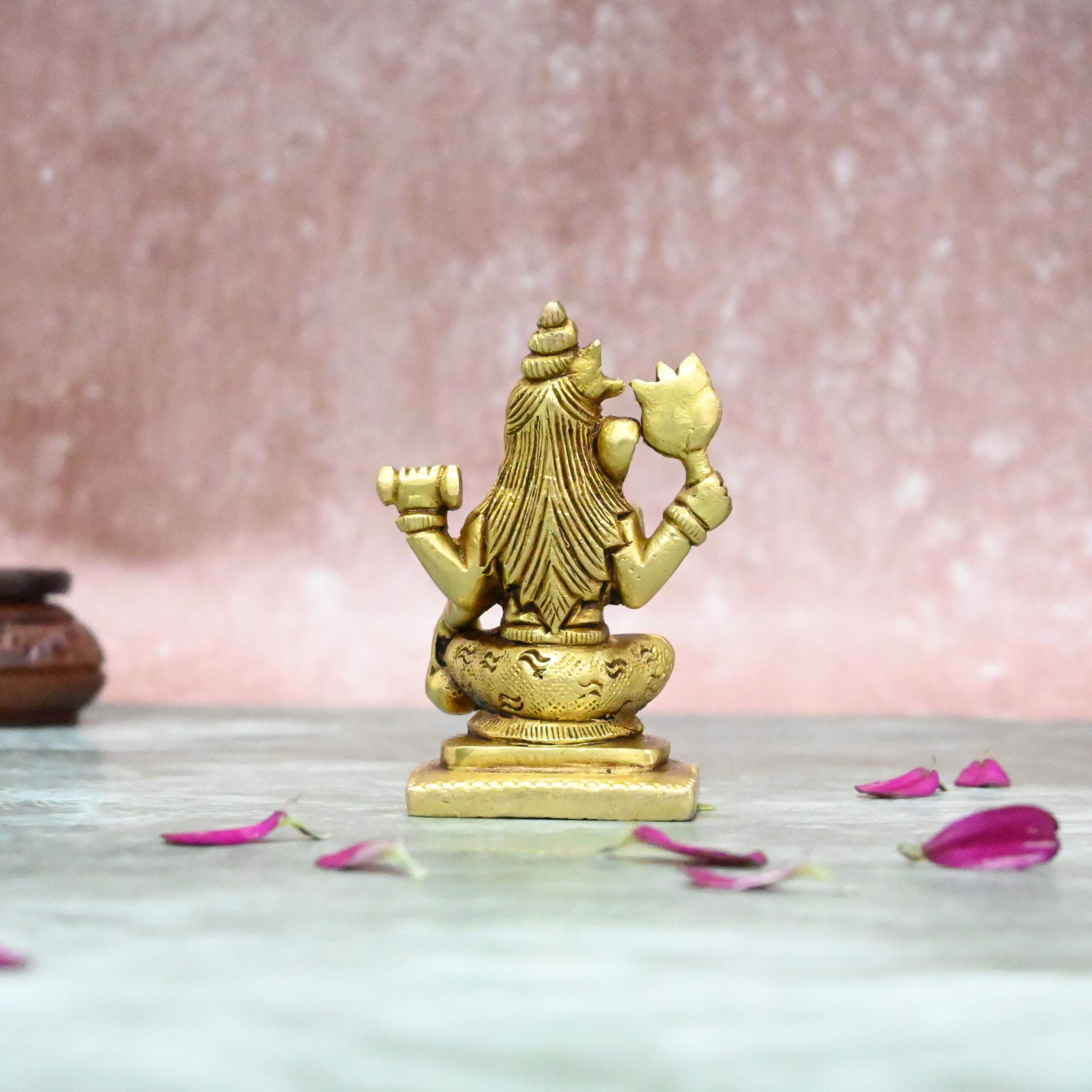 ఇత్తడి శివ విగ్రహం చిన్న సైజు (3 అంగుళాలు) గృహాలంకరణ కారు డాష్‌బోర్డ్ ఆఫీస్ డెస్క్ పూజ బహుమతి కోసం కూర్చున్న శివుని విగ్రహం