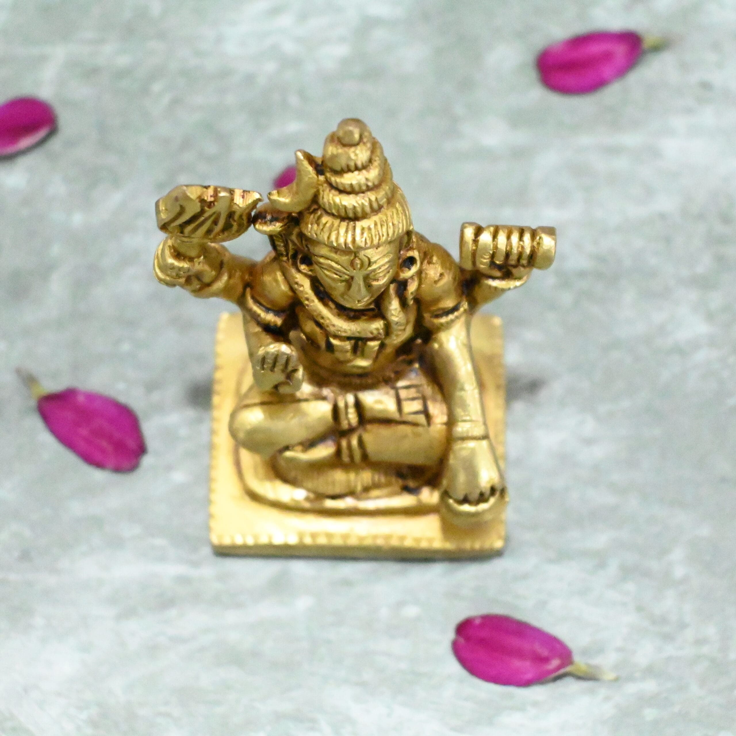 ఇత్తడి శివ విగ్రహం చిన్న సైజు (3 అంగుళాలు) గృహాలంకరణ కారు డాష్‌బోర్డ్ ఆఫీస్ డెస్క్ పూజ బహుమతి కోసం కూర్చున్న శివుని విగ్రహం