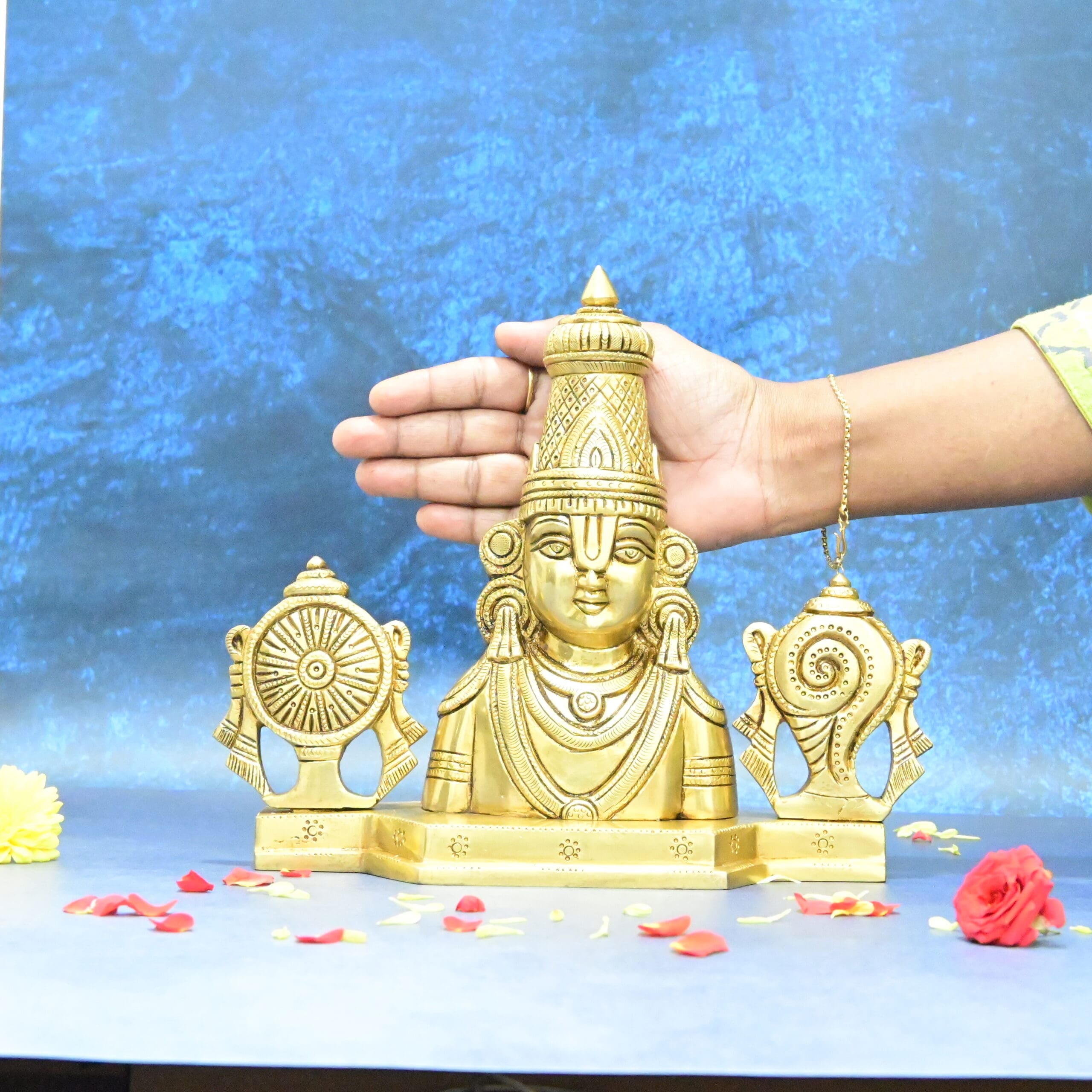 గృహాలంకరణ ప్రవేశ ద్వారం కోసం శంఖ చక్ర నమఃతో గోడకు వేలాడే ఇత్తడి తిరుపతి బాలాజీ పెద్ద సైజు (9 అంగుళాలు, 2.5 కిలోలు) లార్డ్ బాలాజీ శిరస్సు