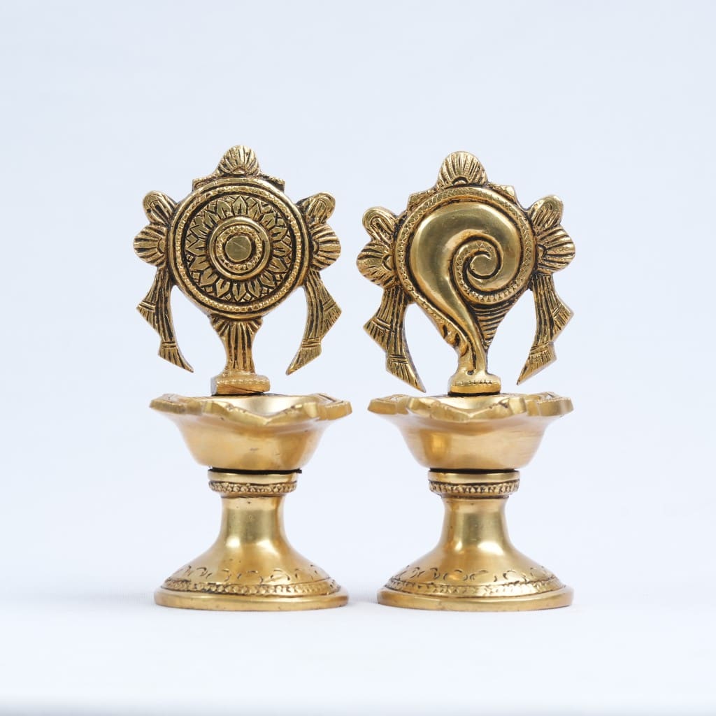 Brass diya puja (Small size) for home decor: Shanku chakra diya (Vilakku, 1.3 Kg)