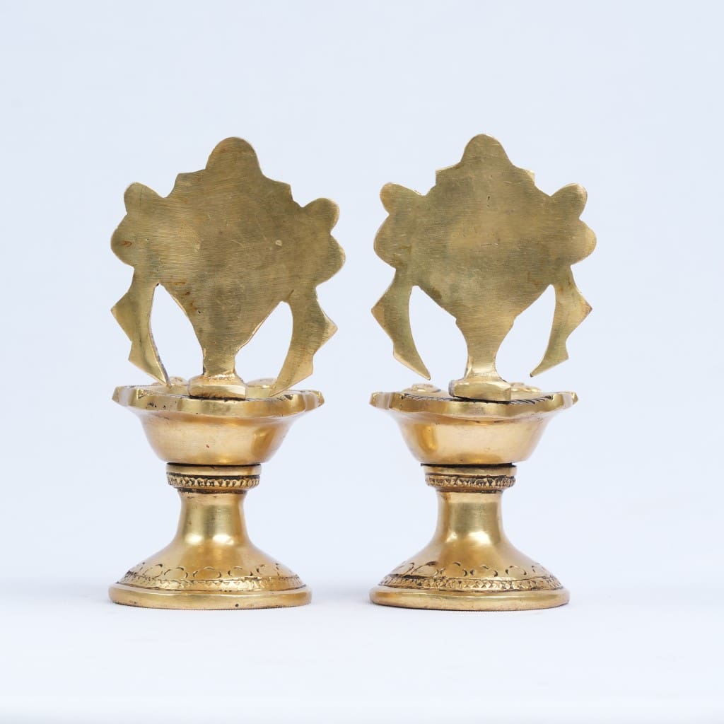 Brass diya puja (Small size) for home decor: Shanku chakra diya (Vilakku, 1.3 Kg)