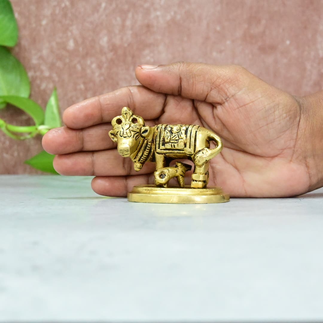 పూజా మందిరం గృహాలంకరణ కోసం చిన్న సైజు మూర్తితో కూడిన ఇత్తడి ఆవు దూడ విగ్రహం చిన్న సైజు (2 అంగుళాలు) కామధేను ఆవు